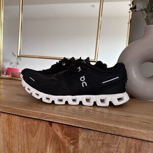 On Running On Cloud 5 Black Size 8.5